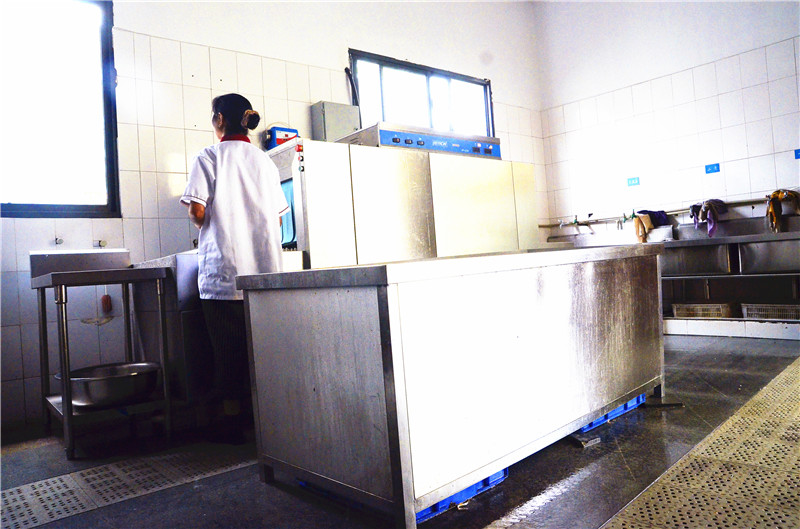 西华大学学校食堂蜜桃AV在线免费设备现场图片
