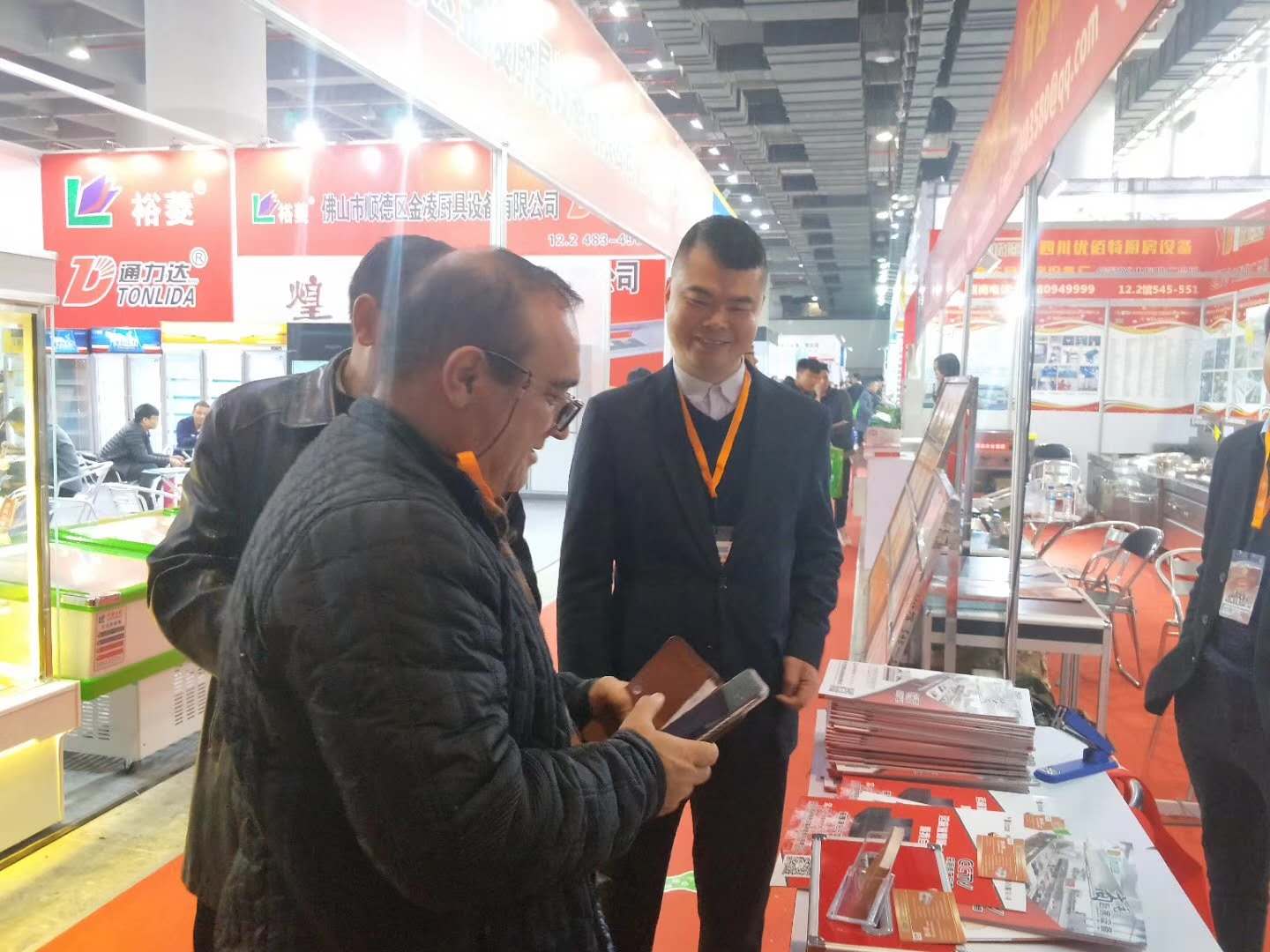 蜜桃视频黄色男女下载25届广州酒店蜜桃AV在线免费设备中展蜜桃AV在线免费油烟净化一体机照片3