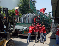 37°高温下，蜜桃视频黄色男女下载蜜桃AV在线免费设备公司的员工仍然在坚持工作